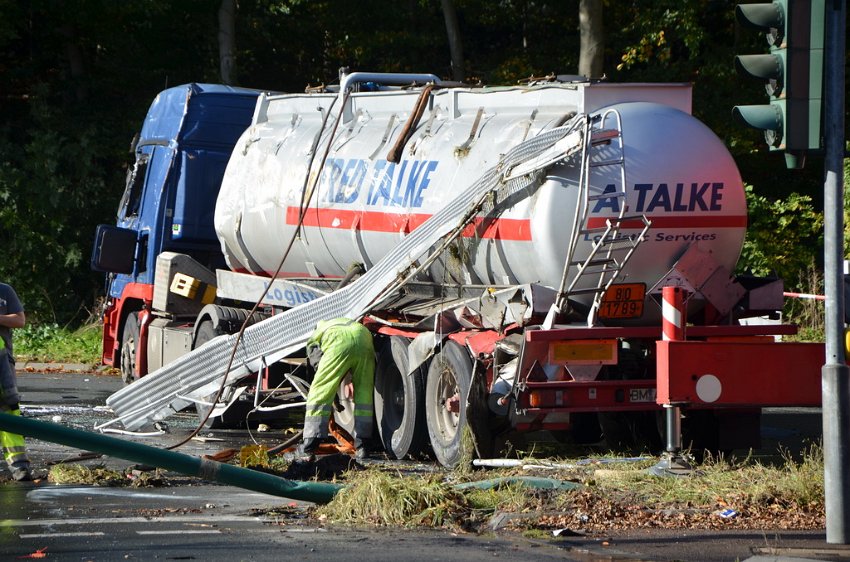 VU Tanklastzug umgestuerzt Huerth Industriestr P450.JPG